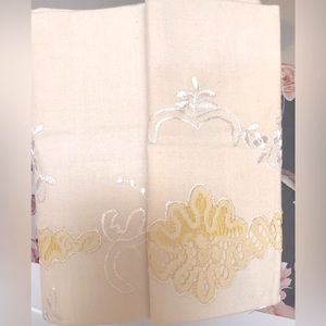 🟦SALE 5️⃣0️⃣% off🟦 
Vintage Hand embroidered pillow case set cotton Italy NWOT